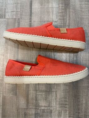 UGG Women’s Luciah Slip-On Size 8.5 NWT missing Box